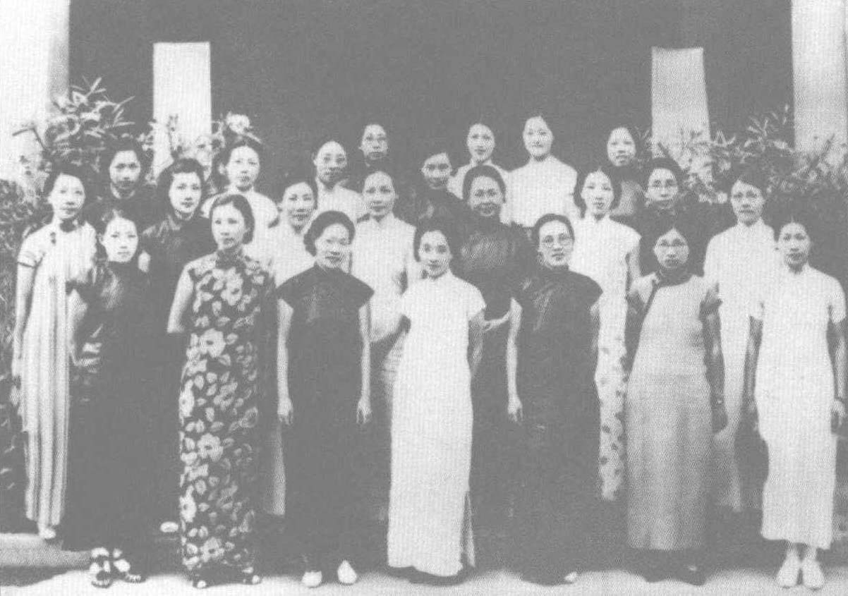 为抢救和培育战时难童，在国共两党领导人的支持下，1938年3月，中国战时儿童保育会在汉口成立，并在各地成立了战时儿童保育院，使3万名难童免于战火的摧残，并为国家培养了一大批人才。图为保育会部分负责人合影